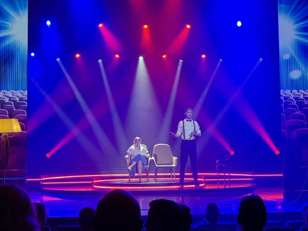 jannis im Theater mit seiner Kinonummer.